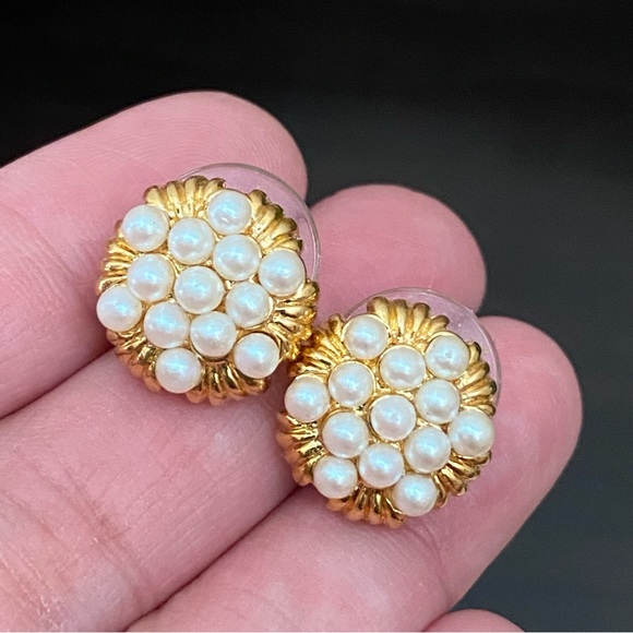 Vintage MONET Signed Faux Pearl Gold-tone Post Earrings - Picture 5 of 13